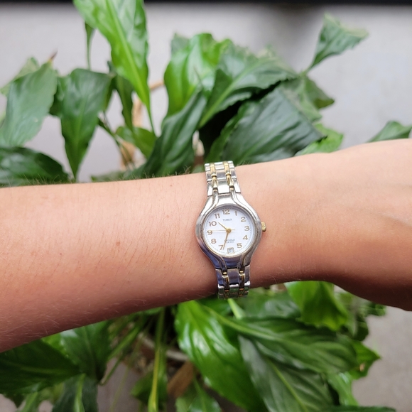 Classic Timex Indiglo Silver Watch - Picture 4 of 10